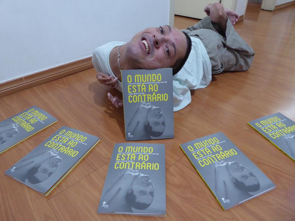 Claudinho lançou o livro "O Mundo Está ao Contrário". Crédito da fonte: arquivo pessoal