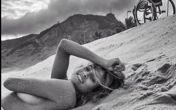 Da descoberta da doença genética rara e progressiva à conquista do título de primeira top model cadeirante brasileira e passarelas de Milão, o templo mundial da moda