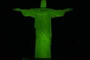 Cristo Redentor iluminado de verde alerta para doença rara confundida com esclerose múltipla