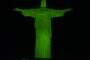 Cristo Redentor iluminado de verde alerta para doença rara confundida com esclerose múltipla